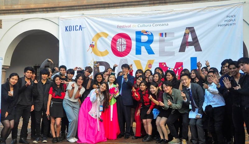 El paraninfo universitario de la UNSAAC del Cusco fue escenario para el Festival de Cultura Coreana ‘Corea Raymi’, en el cual participaron estudiantes cusquenos, voluntarios coreanos y diversas autoridades. │Asia Play